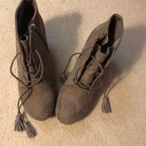 Ladies wedge suede booties laced MIA